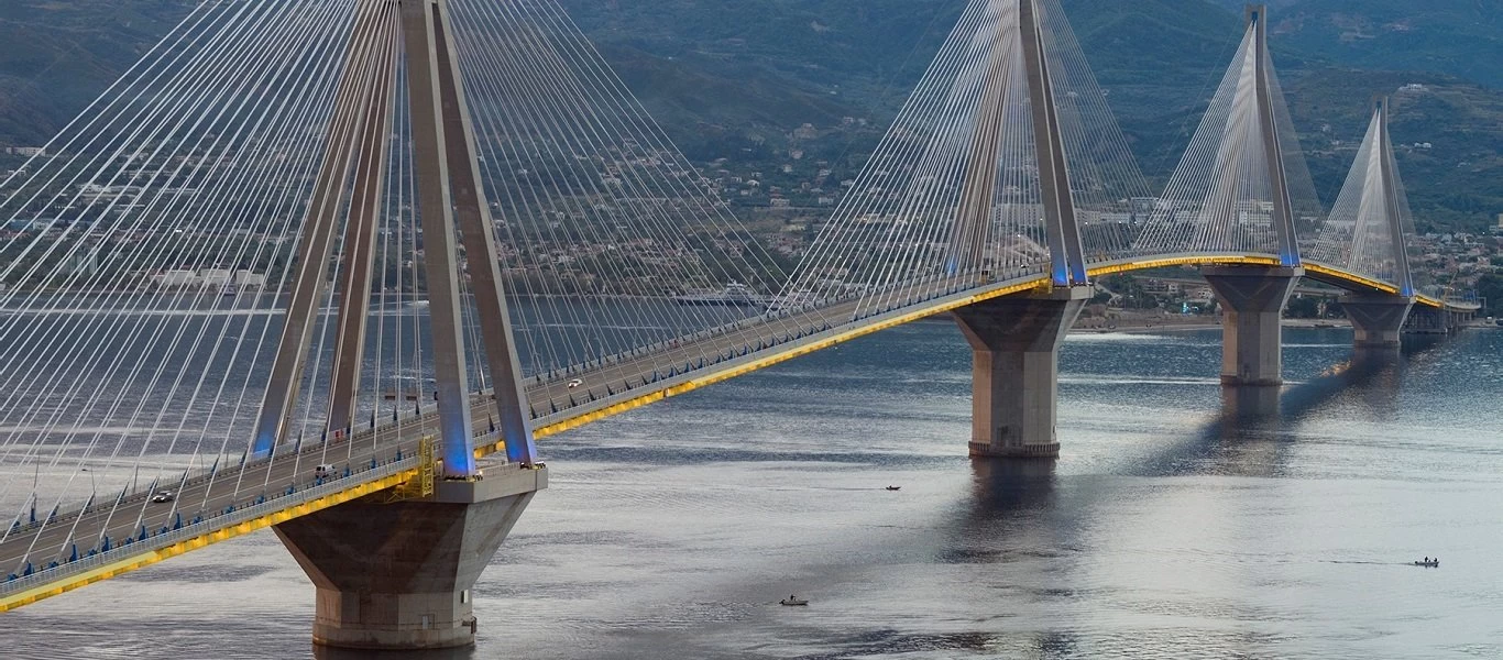 Γέφυρα Ρίου - Αντιρρίου: Θέλησε να κολυμπήσει κάτω από τη γέφυρα αλλά παρασύρθηκε από τα ρεύματα (βίντεο)